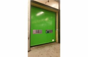 Groene snelsluitdeur bij bedrijf