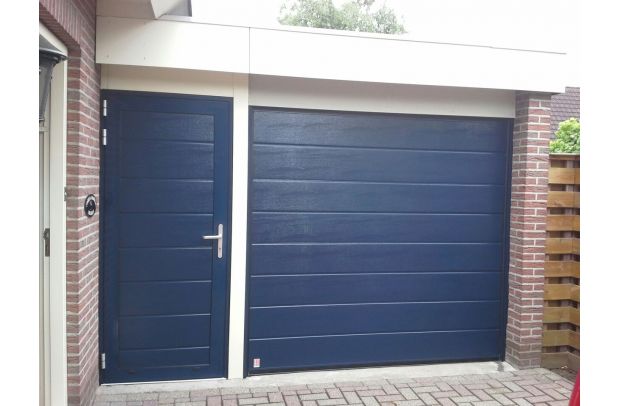Ligna Woodgrain sectionaaldeur in Staalblauw (RAL 5011)
