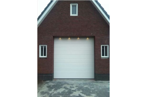 Ligna Woodgrain sectionaaldeur wit met LED garagedeur