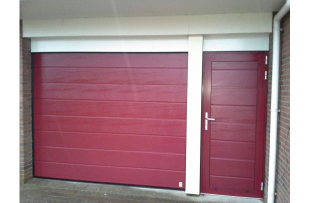 Rode Ligna Woodgrain sectionaaldeur met één diepe belijning per paneel