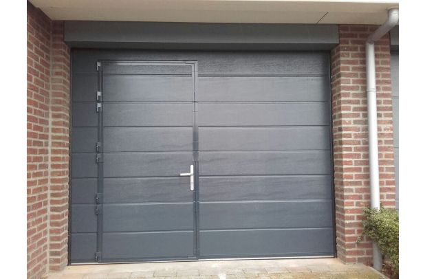 Zwarte Ligna Woodgrain sectionaaldeur met loopdeur