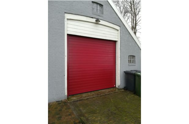 Rode Plancha Woodgrain sectionaaldeur met diepe belijningen