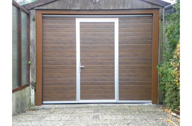 Wood-Line sectionaaldeur met ingebouwde loopdeur