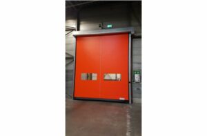 compacte rode snelsluitdeur bij bedrijf