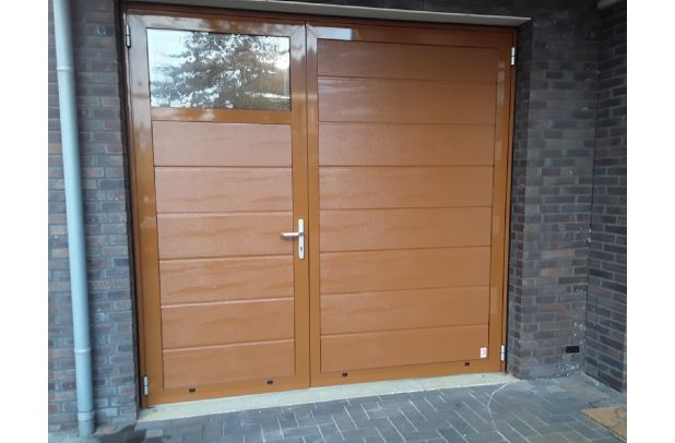 Een bruine Luxe-Line Twin openslaande garagedeur met horizontale beglazing