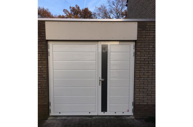 Openslaande garagedeur Luxe-Line Twin met verticale glasstrook