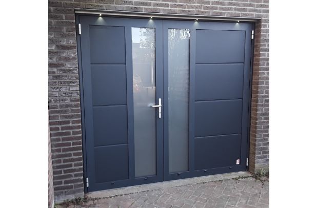 Openslaande garagedeur Luxe-Line Twin met asymmetrische deurverdeling