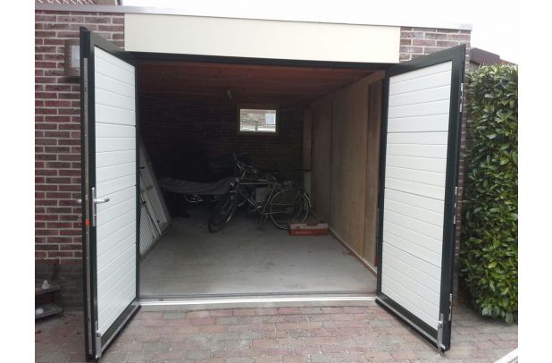 Openslaande garagedeur Luxe-Line Twin Woodgrain Ligna helemaal open