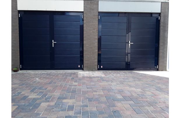 Twee openslaande garagedeuren van het merk Luxe-Line Twin Satin Ligna
